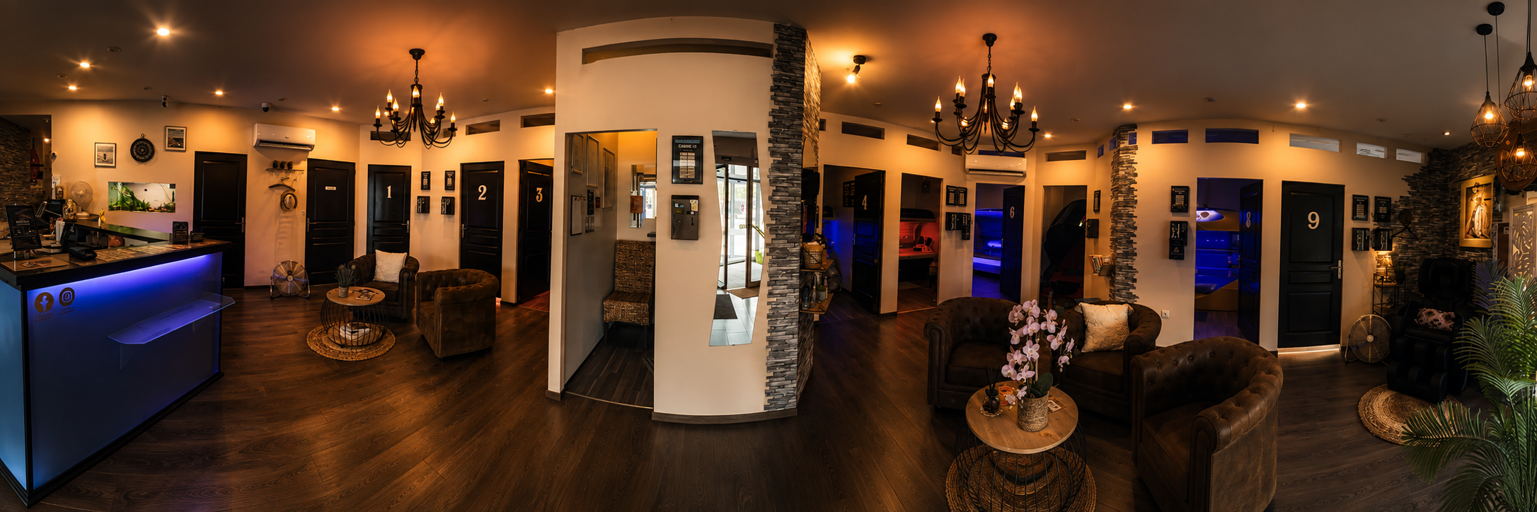 Intérieur du Sun Blue Solarium à Colmar : accueil bleuté et cabines de bronzage numérotées